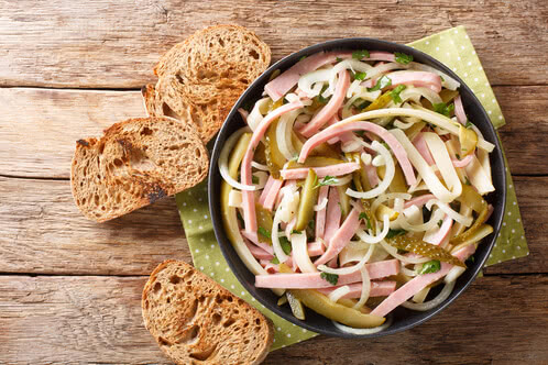 Recept za švicarsko klobasno solato